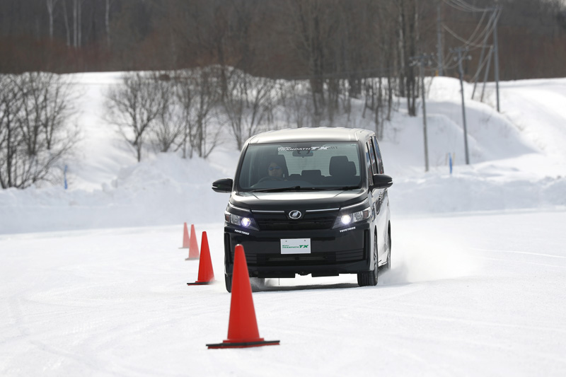 テストコースにはハンドリングの特性を確かめるパイロンスラロームやアイス性能を確かめるアイス路面が用意される