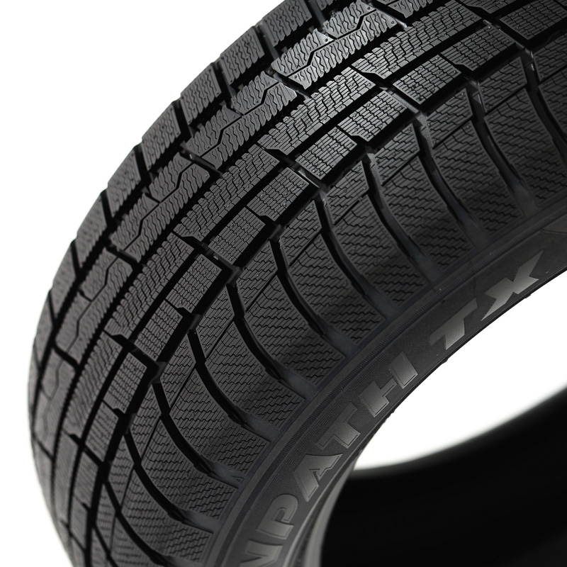 新開発の｢3Dダブルウェ－ブグリップサイプ｣をトレッドパターンのインサイド部分に採用。サイプ内に凹凸を設け、制動時に凹凸部分が支え合うことでブロックの倒れ込みを防ぎ、アイス制動性を向上させる