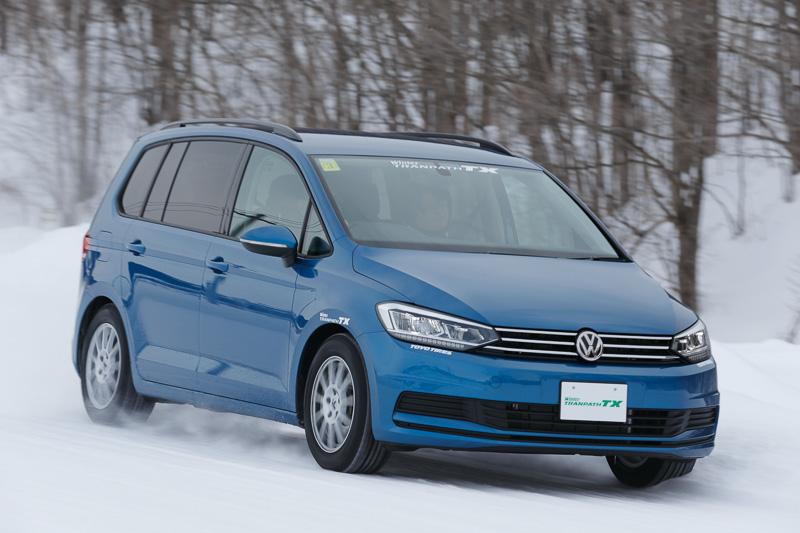 試乗会では背の高いハイト系車両として国産ミニバンのトヨタ自動車「エスクァイア」が用意されたほか、乗用車ライクな輸入車ミニバンのフォルクスワーゲン「トゥーラン」などと乗り比べもできた