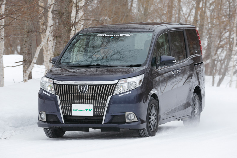 試乗会が開催された東洋ゴム工業のサロマテストコースで、高速域での特性や中低速域でのハンドリング特性を確かめた