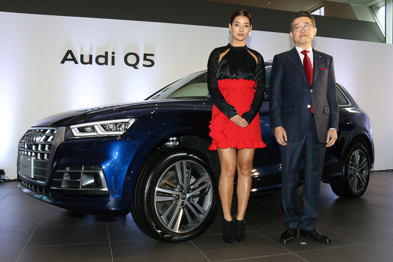 新型「Q5」「SQ5」発表会のフォトセッションでQ5の前に立つアウディ ジャパン株式会社 代表取締役社長 斎藤徹氏（右）とゲスト参加した女優のすみれさん