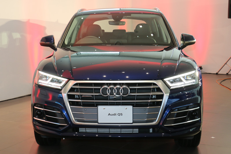 新型Q5。ボディサイズは4680×1900×1665mm（全長×全幅×全高。エアサスペンション装着車の全高は1640mm）。ホイールベースは2825mm
