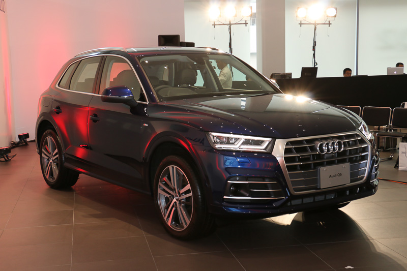 新型Q5。ボディサイズは4680×1900×1665mm（全長×全幅×全高。エアサスペンション装着車の全高は1640mm）。ホイールベースは2825mm