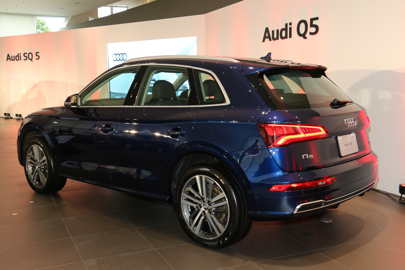 新型Q5。ボディサイズは4680×1900×1665mm（全長×全幅×全高。エアサスペンション装着車の全高は1640mm）。ホイールベースは2825mm