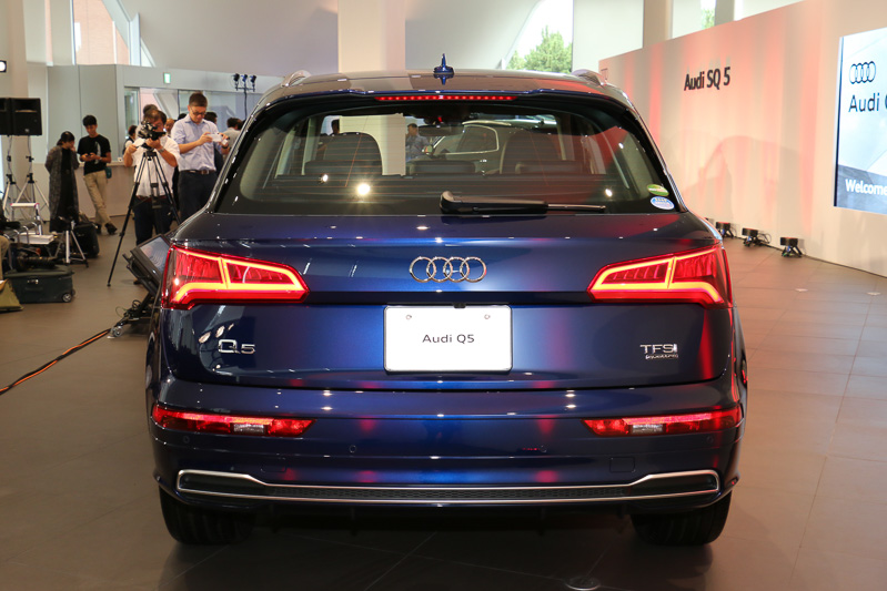 新型Q5。ボディサイズは4680×1900×1665mm（全長×全幅×全高。エアサスペンション装着車の全高は1640mm）。ホイールベースは2825mm