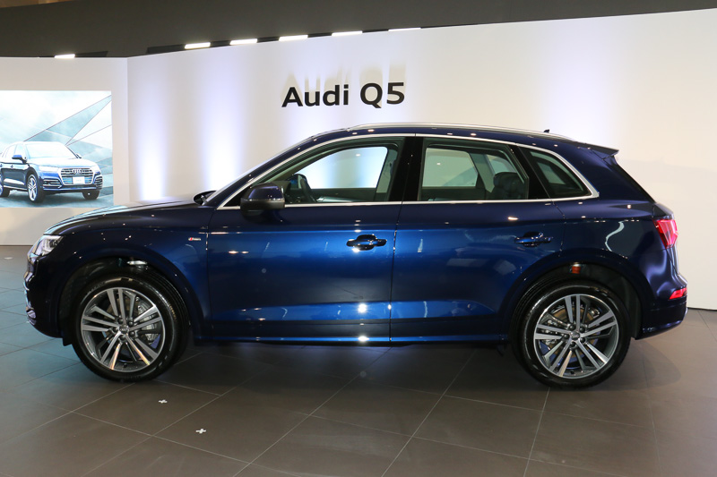 新型Q5。ボディサイズは4680×1900×1665mm（全長×全幅×全高。エアサスペンション装着車の全高は1640mm）。ホイールベースは2825mm