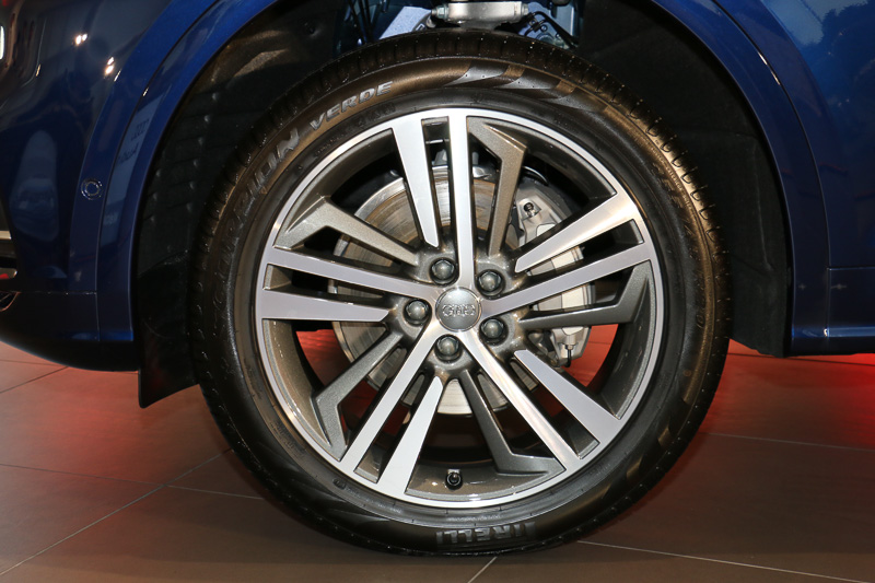 Q5の純正タイヤサイズは235/60 R18。会場の展示車はオプション設定の255/45 R20タイヤを装着していた