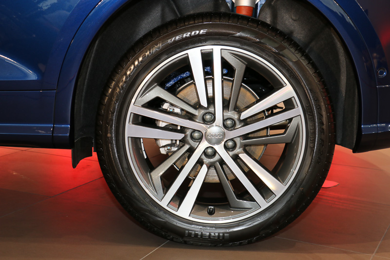 Q5の純正タイヤサイズは235/60 R18。会場の展示車はオプション設定の255/45 R20タイヤを装着していた