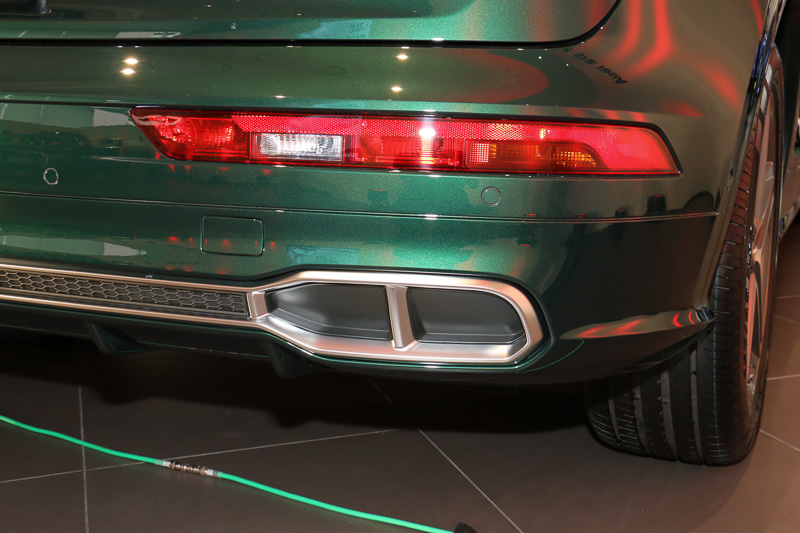 リアバンパーの下側両サイドにあるのはマフラーエンドではなく、金属調塗装の加飾によるダミー。実際のマフラーエンドはバンパー内側に隠されている