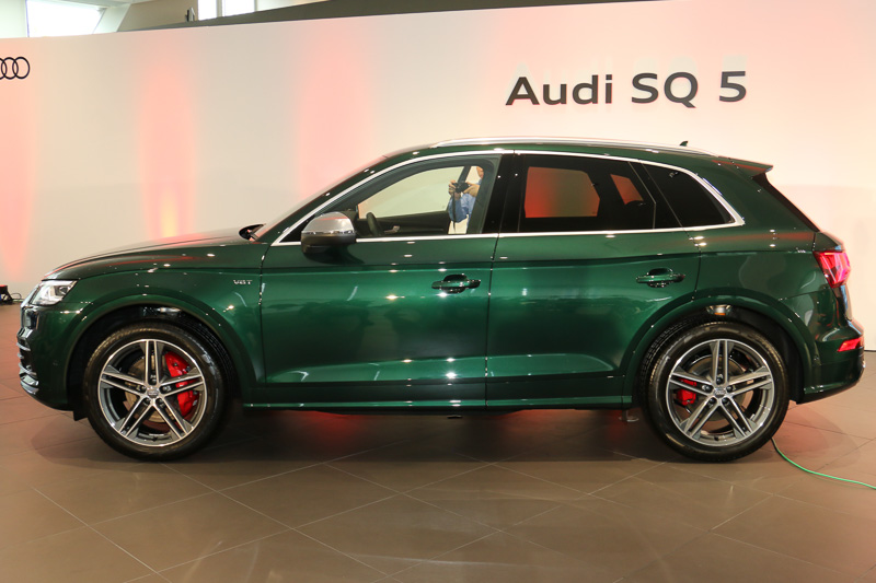 255/45 R20サイズのタイヤを標準装備。レッド塗装の「カラードブレーキキャリパーレッド」はSQ5専用オプション。足まわりでは専用のダンピングコントロール付スポーツサスペンションを装着する