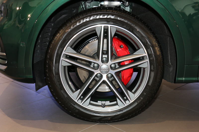 255/45 R20サイズのタイヤを標準装備。レッド塗装の「カラードブレーキキャリパーレッド」はSQ5専用オプション。足まわりでは専用のダンピングコントロール付スポーツサスペンションを装着する
