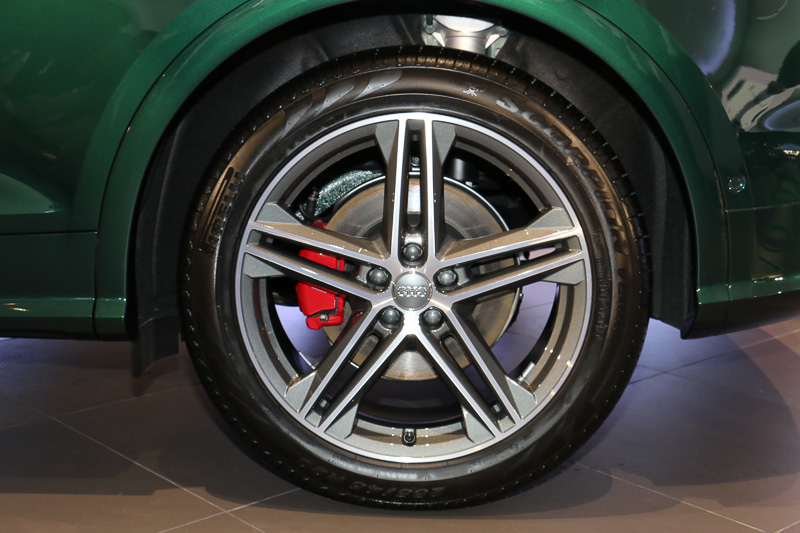 255/45 R20サイズのタイヤを標準装備。レッド塗装の「カラードブレーキキャリパーレッド」はSQ5専用オプション。足まわりでは専用のダンピングコントロール付スポーツサスペンションを装着する