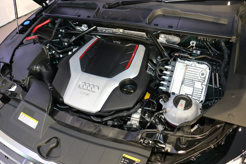 SQ5に搭載する「CWG」型エンジン。V型6気筒DOHC 3.0リッター直噴ターボで最高出力260kW（354PS）/5400-6400rpm、最大トルク500Nm（51.0kgm）/1370-4500rpmを発生