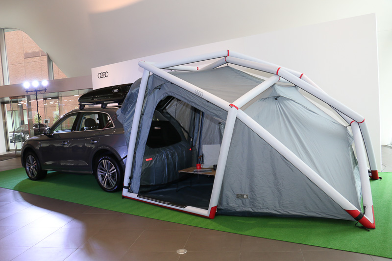 Q5のラゲッジスペースと接続可能な専用デザインの「キャンピングテント」（21万6000円）。外側のパイプ部分もすべて空気で膨らむタイプで、空気を抜いて畳むとショッピングバックに収まるサイズになるという