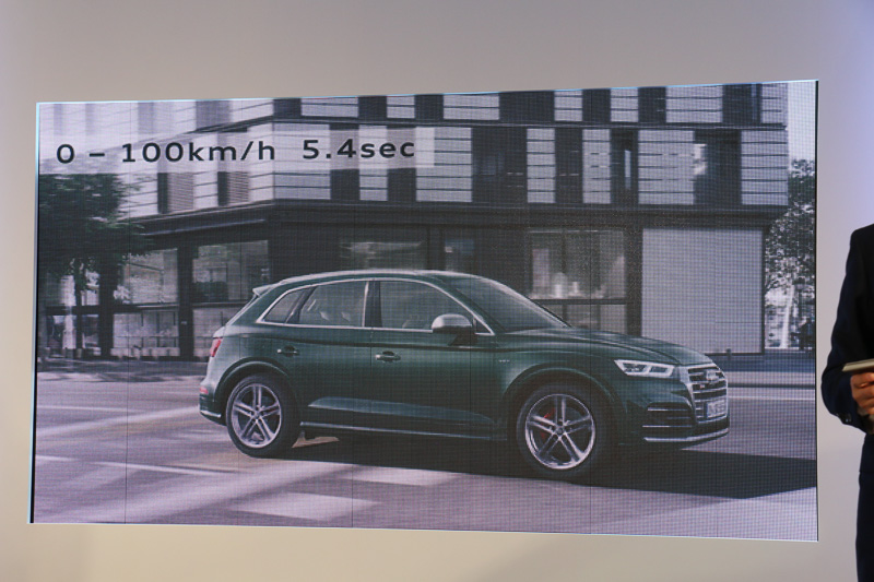 トップスポーツモデルとして位置付けるSQ5。V型6気筒DOHC 3.0リッター直噴ターボエンジンに8速Sトロニックトランスミッションを組み合わせ、JC08モード燃費は11.9km/L。0-100km/h加速は5.4秒となる