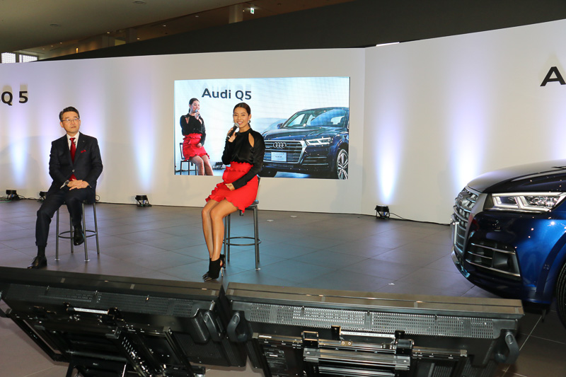 歌手としても活躍しているすみれさんに、斎藤氏はアウディモデルは音響関連にも力を入れており、バング＆オルフセンの3Dアドバンストサウンドシステムをオプション設定していることなどを解説