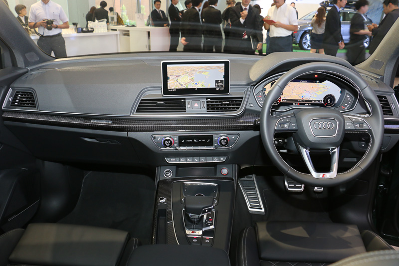 SQ5のインパネ。全車で3スポークレザーマルチファンクションステアリングホイールを標準装備。SステアリングホイールエンブレムはSQ5のみに装着