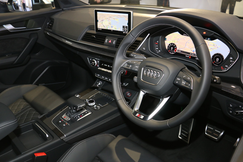 SQ5のインパネ。全車で3スポークレザーマルチファンクションステアリングホイールを標準装備。SステアリングホイールエンブレムはSQ5のみに装着