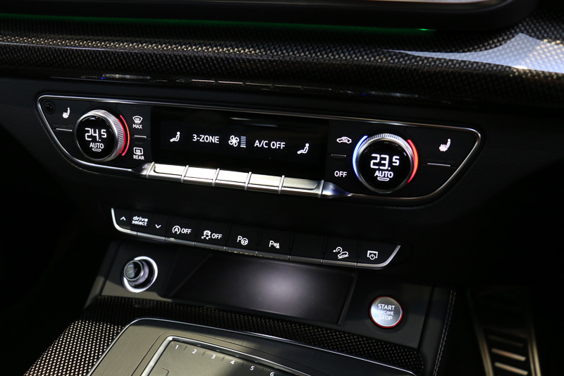 3ゾーンオートマチックエアコンディショナーを全車標準装備