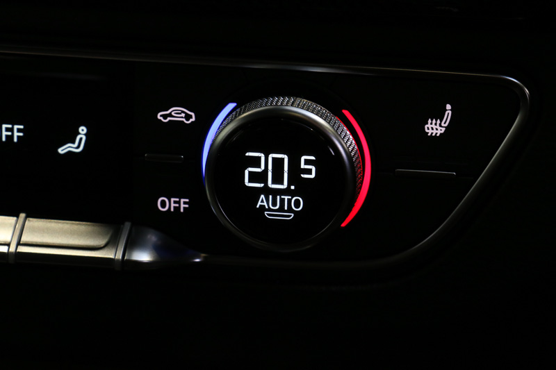 エアコンユニットの左右にあるダイヤルは、ローレット加工が施された外周の金属ダイヤルのみが回転。ダイヤル中央部分はディスプレイとなっており、設定温度を表示する