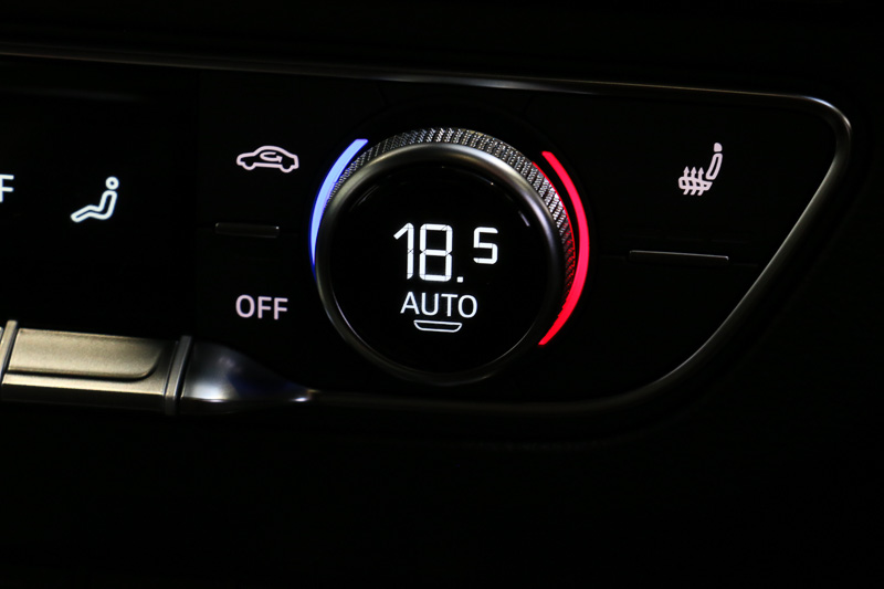 エアコンユニットの左右にあるダイヤルは、ローレット加工が施された外周の金属ダイヤルのみが回転。ダイヤル中央部分はディスプレイとなっており、設定温度を表示する