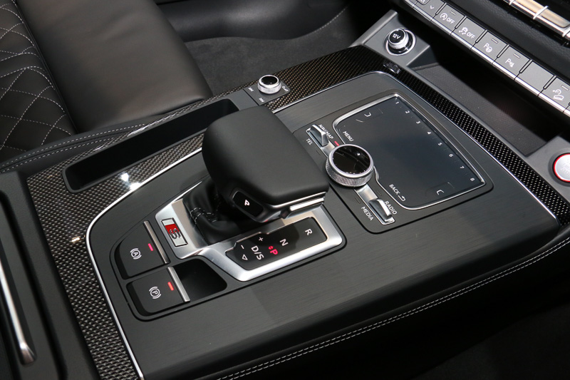 センターコンソールにはシフトセレクターに加え、手書き入力にも対応する「MMIタッチ」をレイアウト