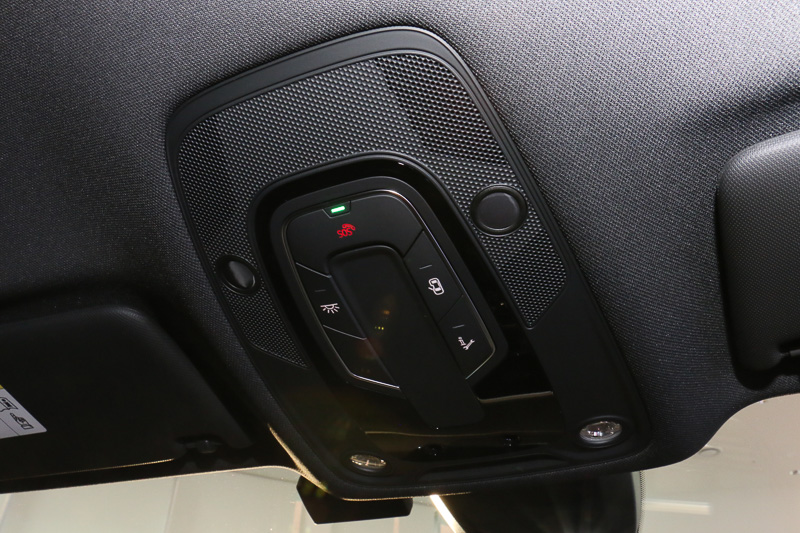 オーバーヘッドコンソールに「アウディ SOSコール」「アウディオンラインロードアシスタンス」の発信スイッチを用意