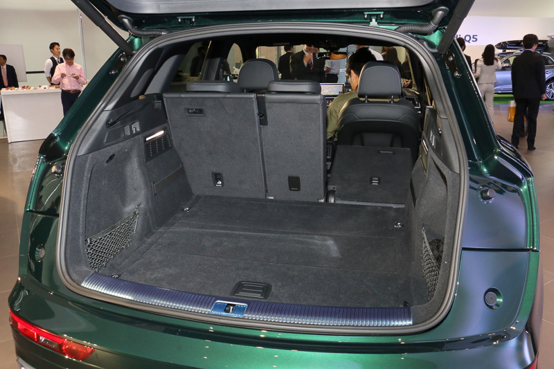 ラゲッジスペース容量は定員乗車時の550Lから、リアシートを前方に倒すことで最大1550Lまで拡大可能