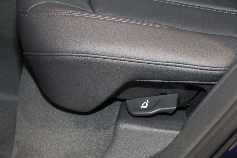 リアシートのシートバックはラゲッジスペース側面やリアシートの座面横などに設定されたレバーで倒せる