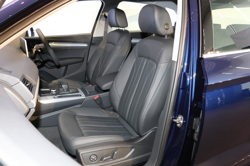 Q5の前後シート。シート表皮は純正仕様ではステップクロスを採用するが、展示車はオプションのパーシャルレザーとなっていた
