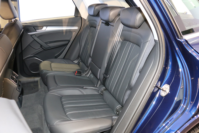 Q5の前後シート。シート表皮は純正仕様ではステップクロスを採用するが、展示車はオプションのパーシャルレザーとなっていた