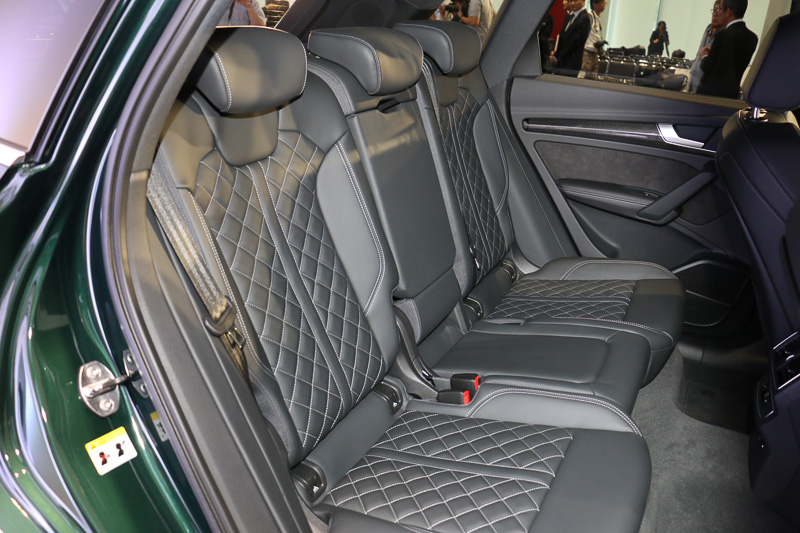 SQ5の前後シート。シート表皮は純正仕様ではアルカンターラ/レザーのコンビタイプだが、展示車はオプションのファインナッパレザー（ダイヤモンドステッチ）に変更されていた