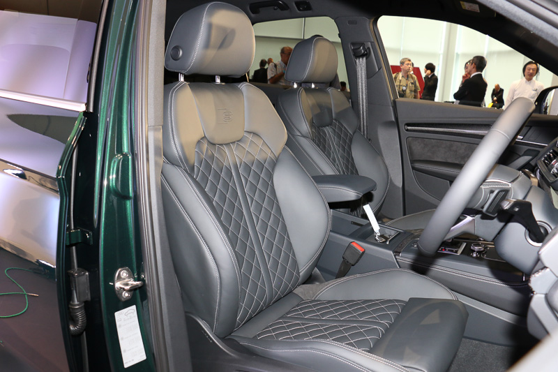 SQ5の前後シート。シート表皮は純正仕様ではアルカンターラ/レザーのコンビタイプだが、展示車はオプションのファインナッパレザー（ダイヤモンドステッチ）に変更されていた