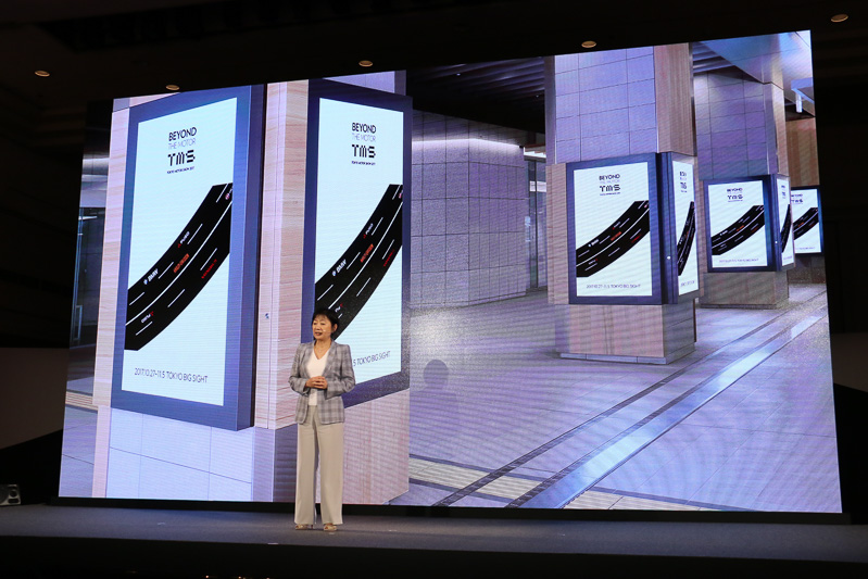 JRや東京メトロなどの主要な駅に設置されたデジタルサイネージでは、出展する全2輪・4輪メーカーのロゴマークを一堂に紹介。「新しいモーターショーにみんなでチャレンジする意気込みを示していきたい」と星野氏