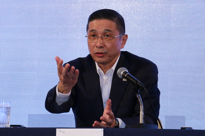 質疑応答で回答する西川氏