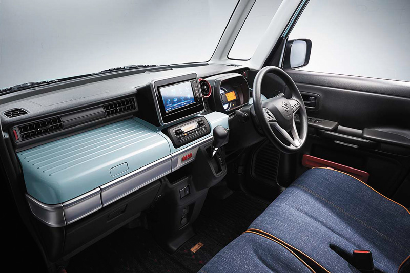 インテリアは、アクセントカラーやデニム調のシートで遊び心をプラス