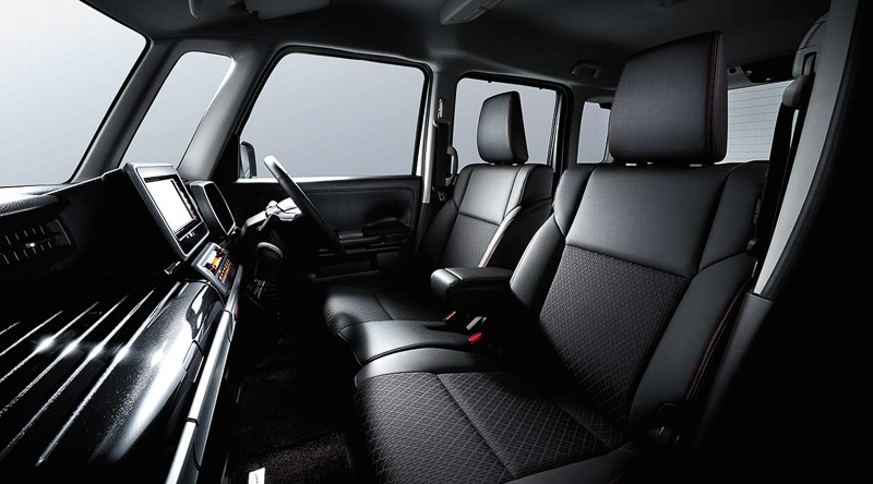 黒を基調としたインテリアは、ブラックメタリックのパネルや光沢のあるシルバー加飾、合皮を用いたシート表皮などを採用