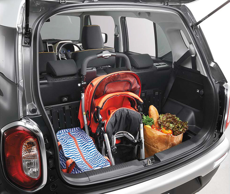 ラゲッジルームは汚れを拭き取りやすい素材を採用