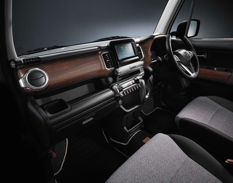 インストルメントパネルにウッド調デカールを施し、エアコンルーバーなどに高輝度な金属調シルバー塗装のアクセントを追加したインテリア