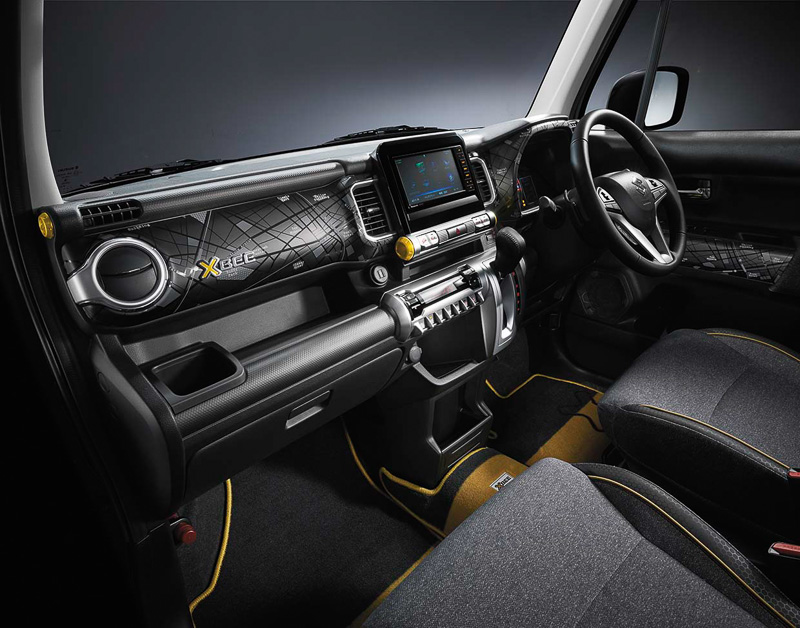 インストルメントパネルなどにマップ状のグラフィックを施したほか、各所にイエローアクセントを追加