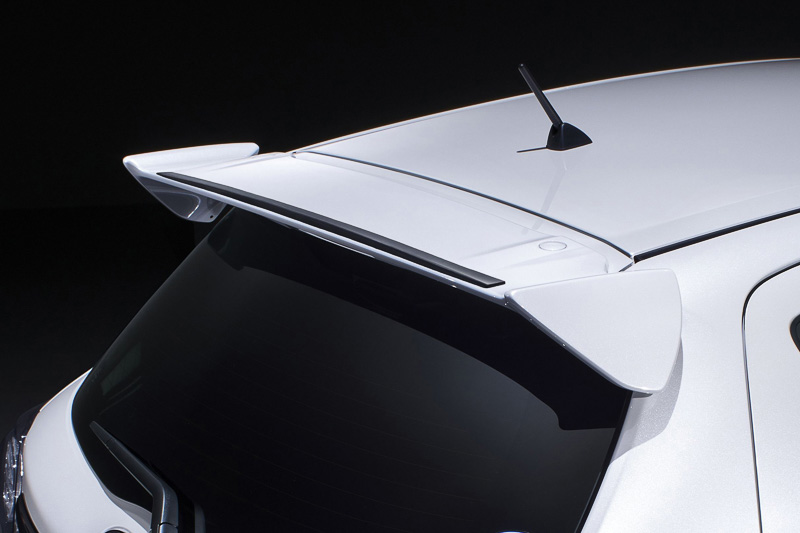 前後の空力バランスを考慮して、GR フロントアンダースポイラーとセットで装着する「GR リヤスポイラーエクステンション」