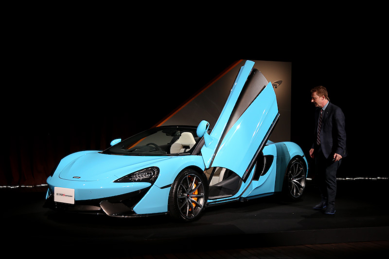 車両を交えながら570S スパイダーの紹介を行なうマーク・ロバーツ氏