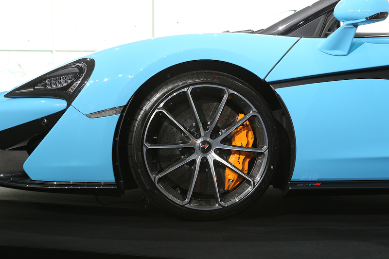 エクステリアではダーク・パラディアム・グレー仕上げのリアスポイラーが採用され、570S クーペから12mm高いセッティングとなった。エンジンは最高出力419kW（570PS）/7500rpm、最大トルク600Nm/5000-6500rpmを発生するV型8気筒3.8リッターツインターボを搭載