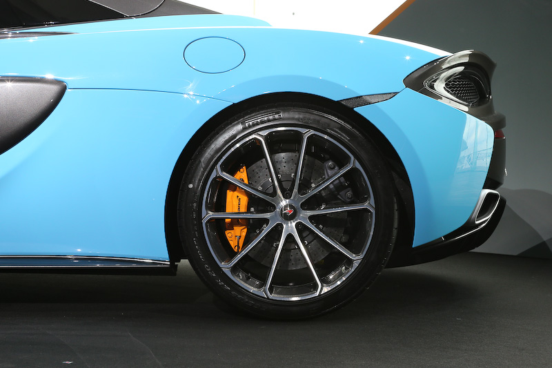 エクステリアではダーク・パラディアム・グレー仕上げのリアスポイラーが採用され、570S クーペから12mm高いセッティングとなった。エンジンは最高出力419kW（570PS）/7500rpm、最大トルク600Nm/5000-6500rpmを発生するV型8気筒3.8リッターツインターボを搭載