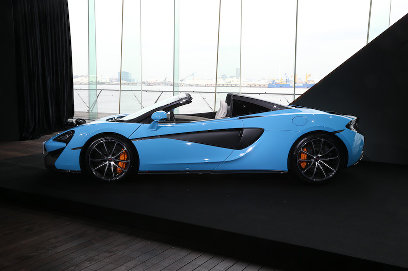 エクステリアではダーク・パラディアム・グレー仕上げのリアスポイラーが採用され、570S クーペから12mm高いセッティングとなった。エンジンは最高出力419kW（570PS）/7500rpm、最大トルク600Nm/5000-6500rpmを発生するV型8気筒3.8リッターツインターボを搭載