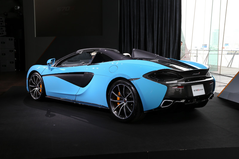 リトラクタブル・ハードトップを装備する570S スパイダー。ボディサイズは4530×1930×1202mm（全長×全幅×全高。全幅はミラー取り外し時）、ホイールベースは2670mm。乾燥重量は1359kg