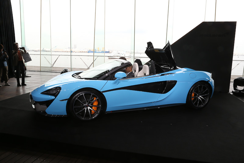 ルーフの開閉に必要な時間は15秒。40km/hまで操作を行なうことができる