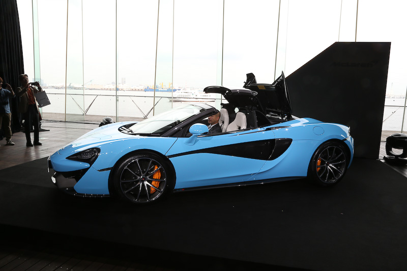 ルーフの開閉に必要な時間は15秒。40km/hまで操作を行なうことができる