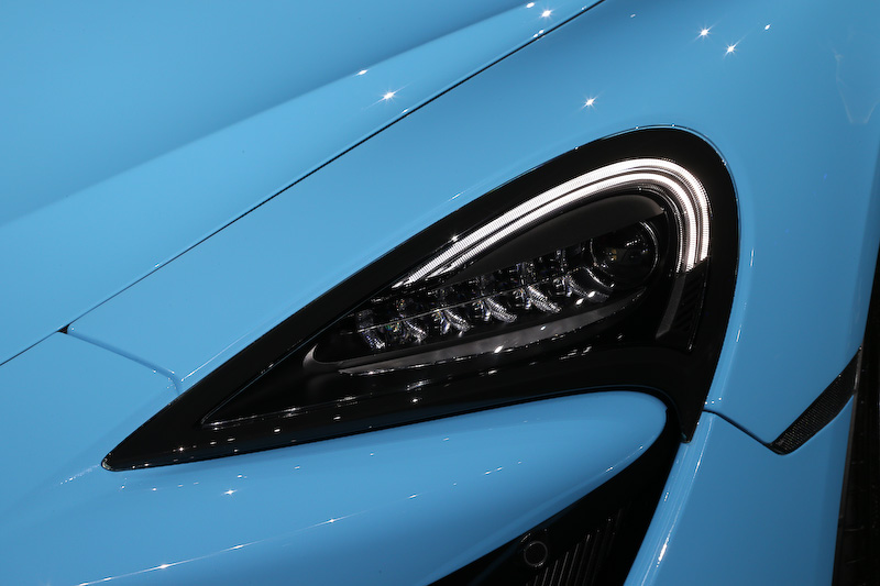 エクステリアではダーク・パラディアム・グレー仕上げのリアスポイラーが採用され、570S クーペから12mm高いセッティングとなった。エンジンは最高出力419kW（570PS）/7500rpm、最大トルク600Nm/5000-6500rpmを発生するV型8気筒3.8リッターツインターボを搭載