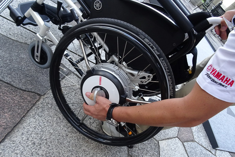 ホイールもバッテリーとの接続コネクターを外し、中央のピンを押すだけ。取り外しにかかる時間はわずか数秒